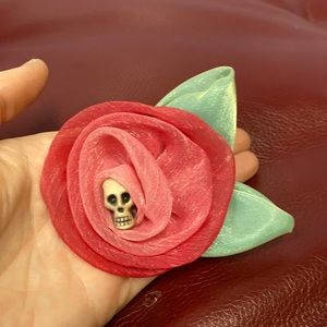 Rose hair clip with skull